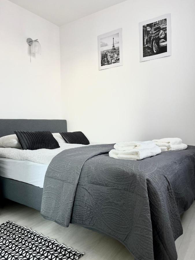 Inside Solec With Private Parking Apartmán